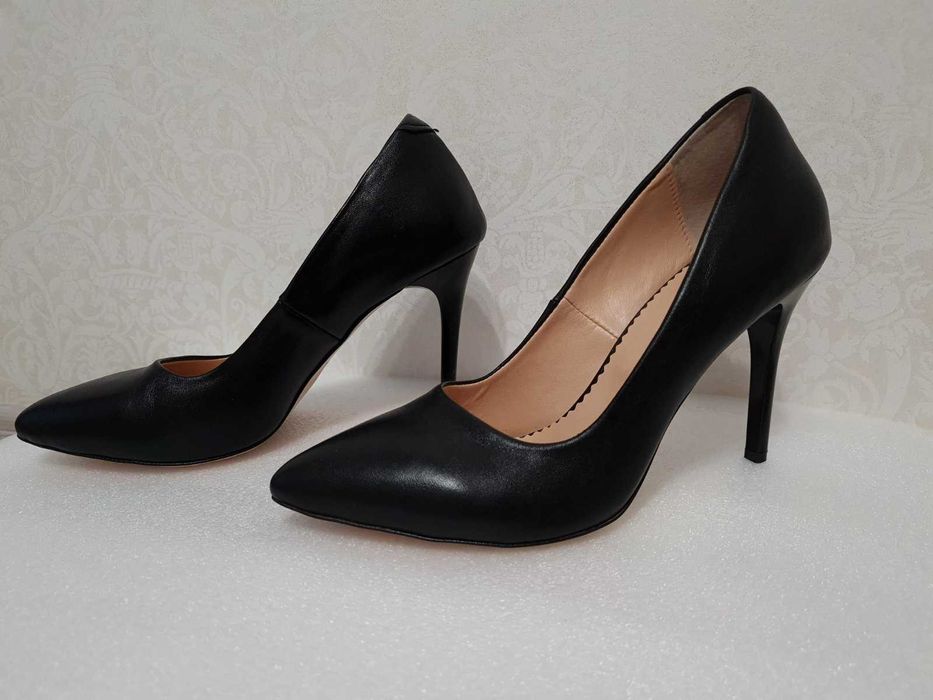 Жіночі туфлі човники  зі шкіри, чорні