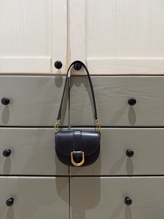 Сумка Gabine Saddle Bag від Charles & Keith