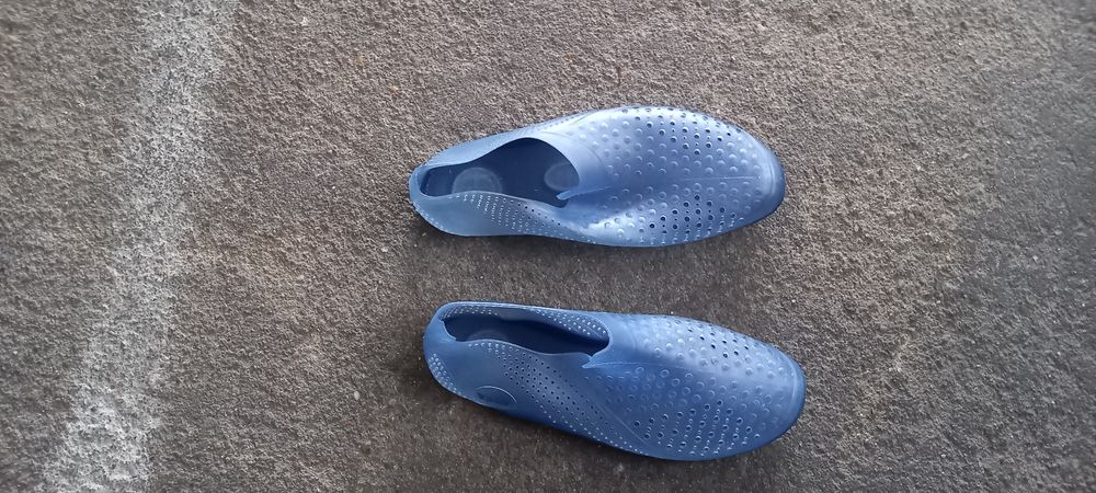 Vendo 2 pares de sapatos de praia