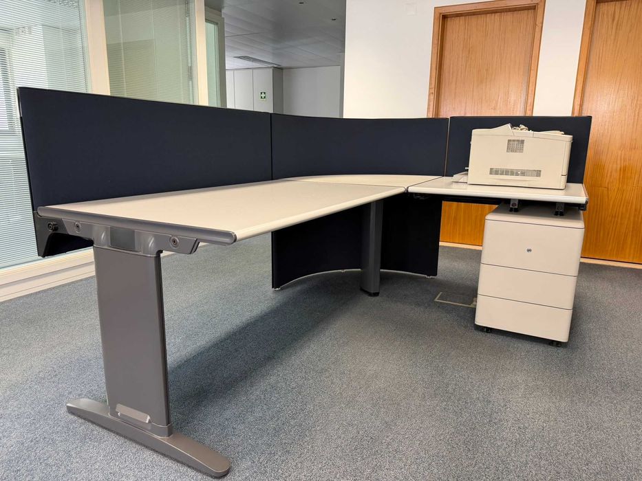 Secretária de escritório em forma de L com divisória amovível da marca Knoll