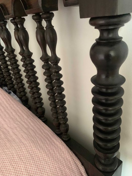 Estrutura de Cama em madeira escura