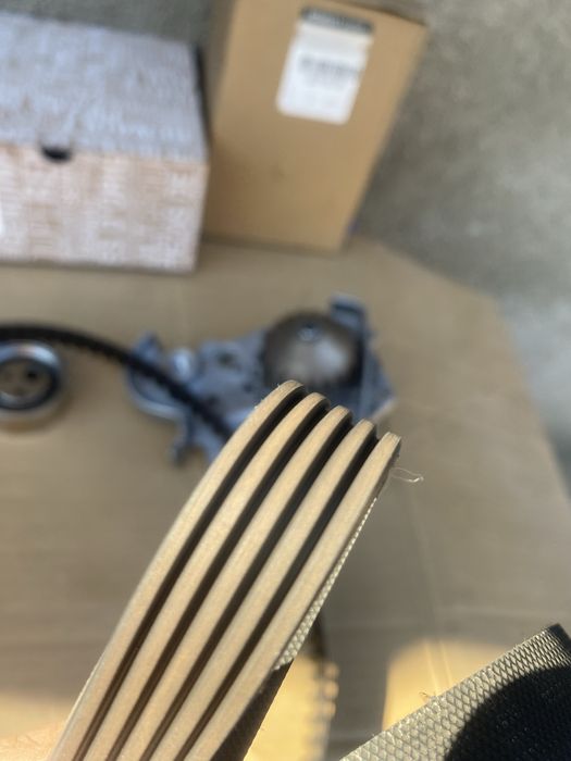 Комплект ГРМ + помпа + ремень генератора Dacia Logan 1.6 пробіг 20 000