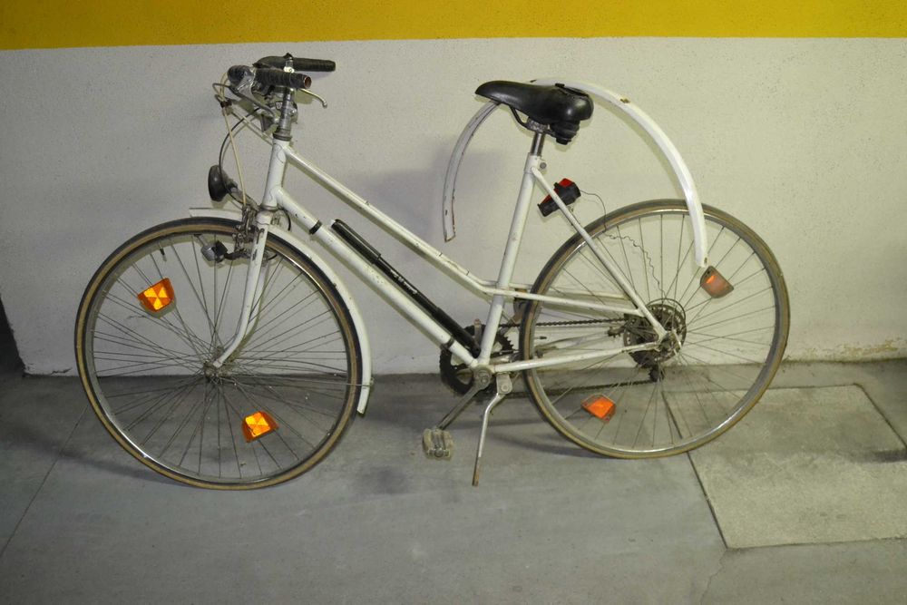Bicicleta antiga para restaurar