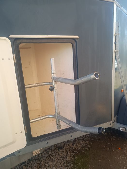 Przyczepa do przewozu koni