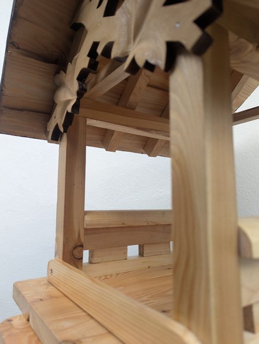 Ręcznie wykonany karmnik dla ptaków