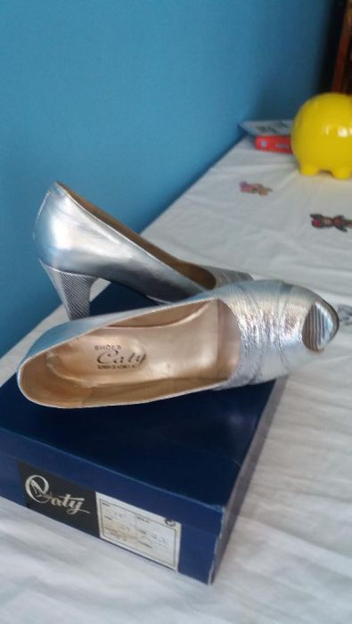 Sapatos de cerimónia novos em folha, lindissímos