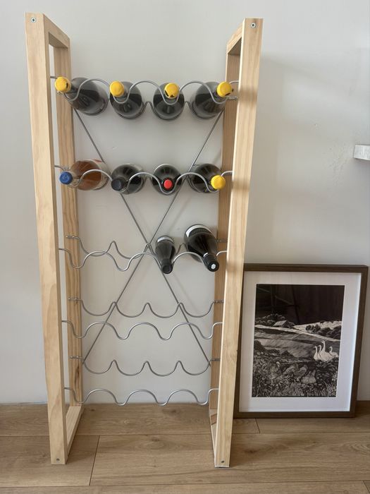 Sosnowy stojak na wino