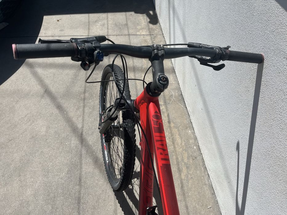 Bicicleta da berg na cor vermelha roda 27.5