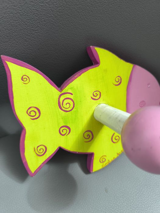 Cabide em madeira para quarto de criança