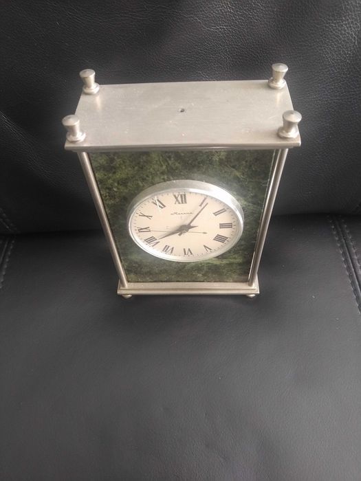 Relógio 8 dias, de secretária, em marmore verde italiano. Ano 1956.