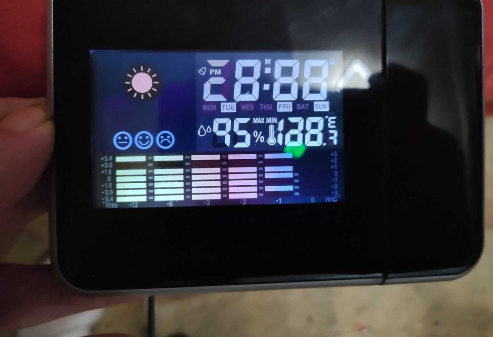 Настольные часы с лазерным проектором и метеостанцией - под ремонт