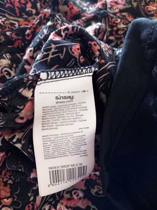 Śliczna duża sukienka damska  " SINSAY " , rozmiar XL / 42
