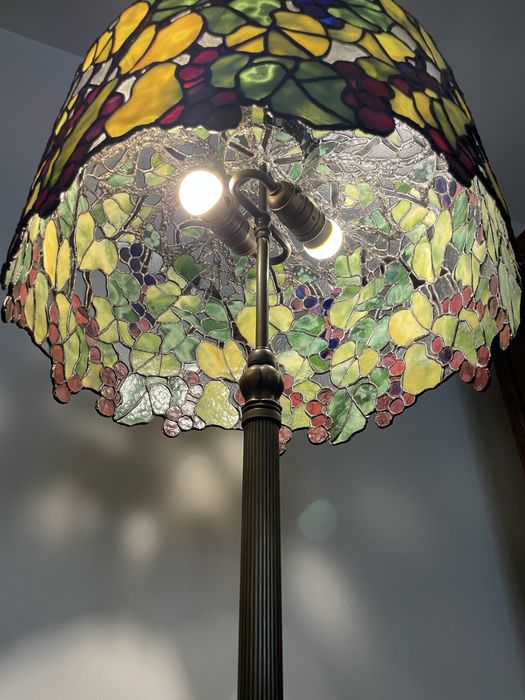 Mosiężna podłogowa lampa witrażowa Tiffany