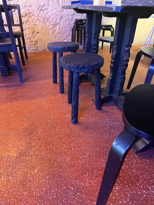 17 mesas marmore preto 28 cadeiras madera e 12 bancos madeira