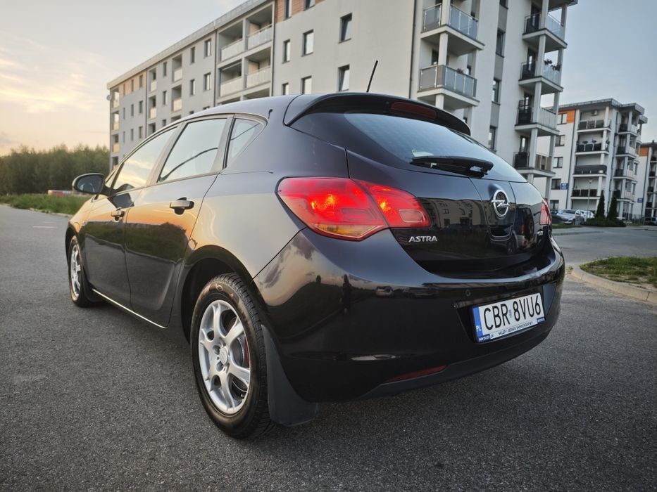 Opel Astra J Bardzo zadbany , pierwsza rejestracja 2011 salon polska