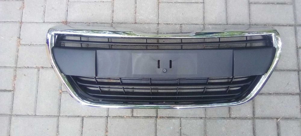 PEUGEOT 208 LIFT górne mocowanie wspornik nakładka zderzaka