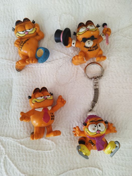 lote de 4 figuras antigas do famoso gato Garfield.