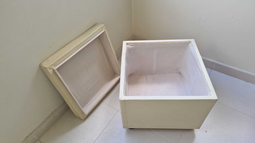 Puff com arrumação em pele beje e com rodas