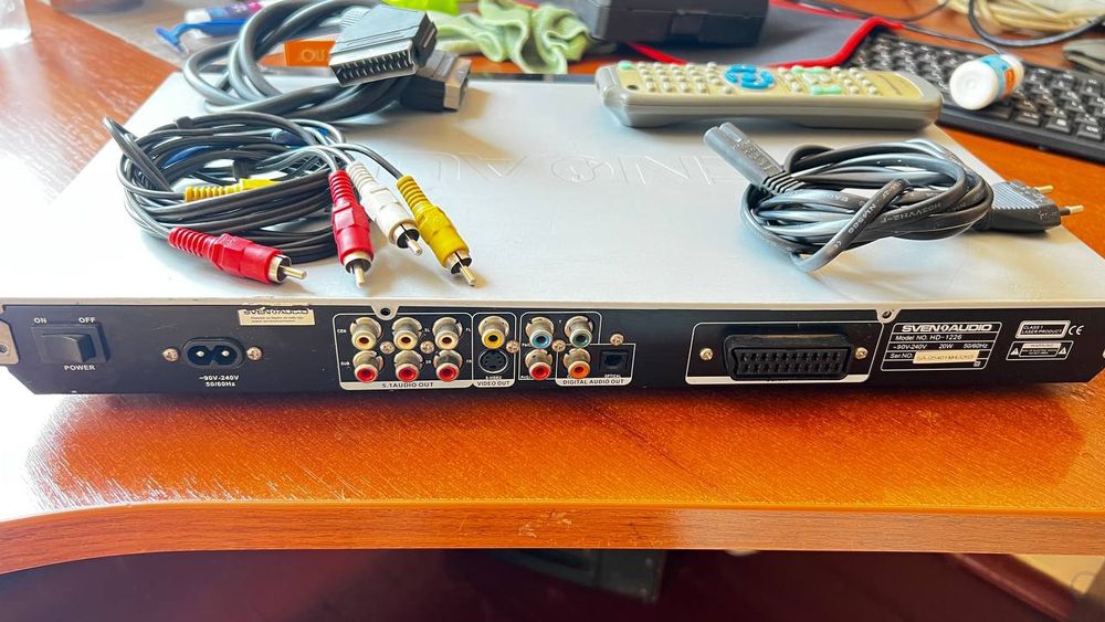 Продам DVD плеєр Sven +  DVD диски