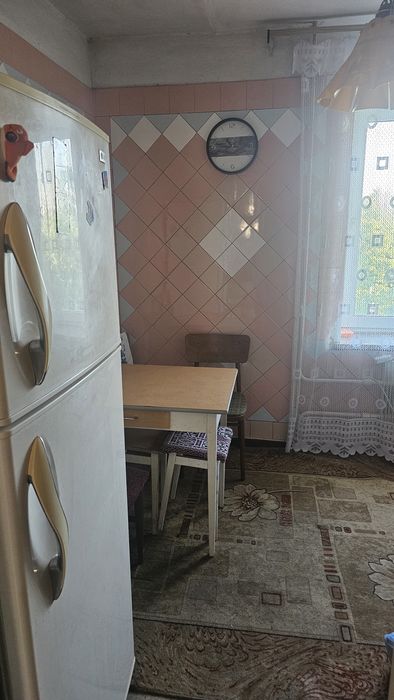 Продам у тихому місці 2-ох кімнатну квартиру мебльовану