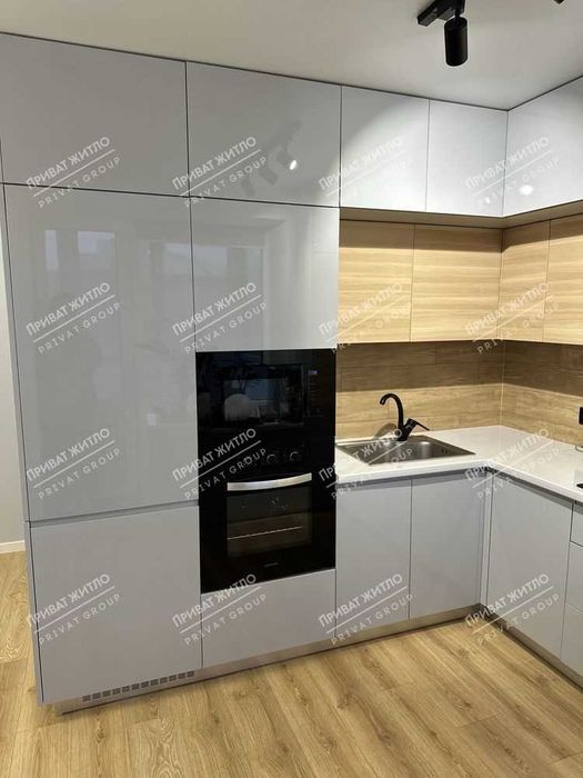 Трикімнатна квартира в сучасному будинку з дизайнерським ремонтом