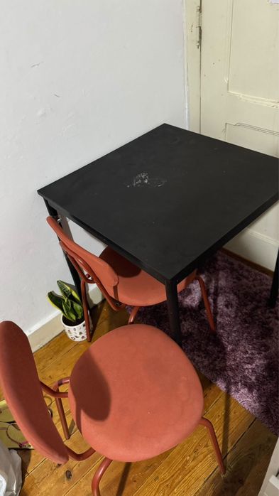 Mesa e cadeira usadas.