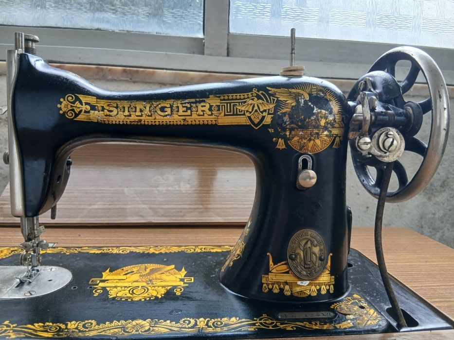 Máquina de costura Singer antiga.