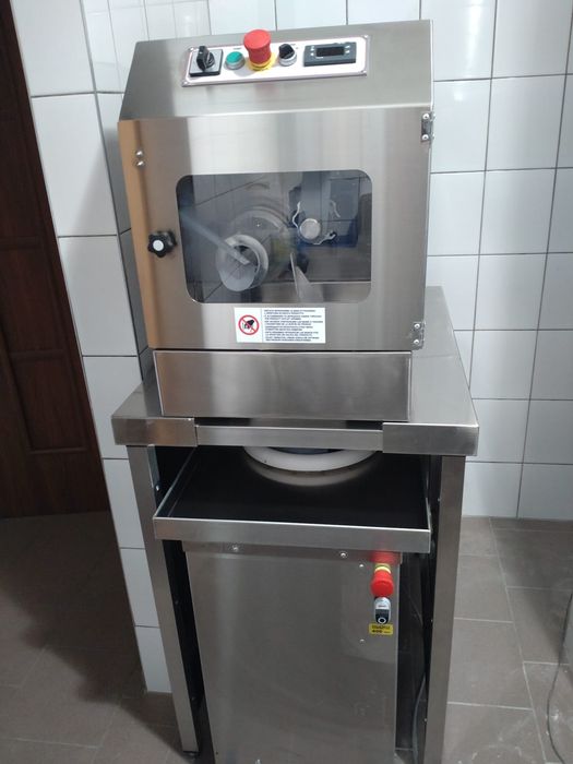 Dzielarka do ciasta z zaokrąglaczem  i podstawą komplet