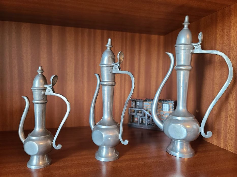 Conjunto jarras em estanho