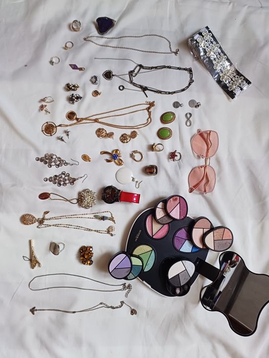 Набір біжутерії та тєні все одним лотом