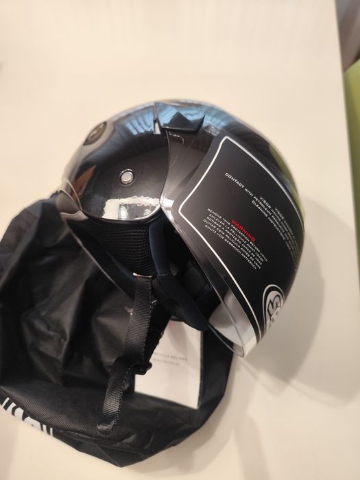 Capacete novo dentro da caixa
