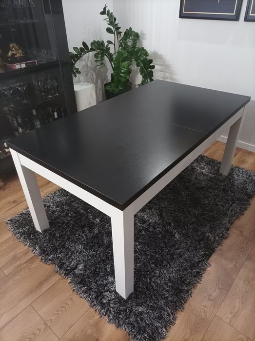 Stół rozkładany czarno-biały z krzesłami
