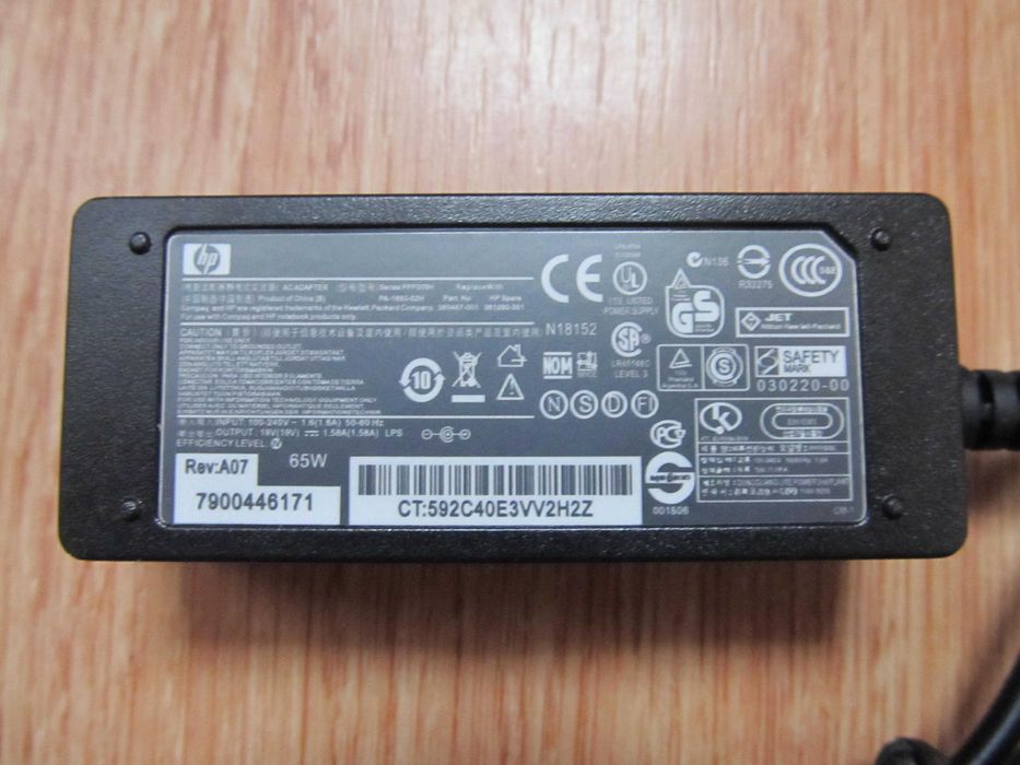 Зарядка для ноутбука блок питания HP 19V 1.58A штекер тонкий.