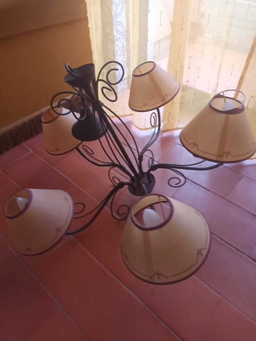 2 candeeiros em ferro em bom estado e a funcionar