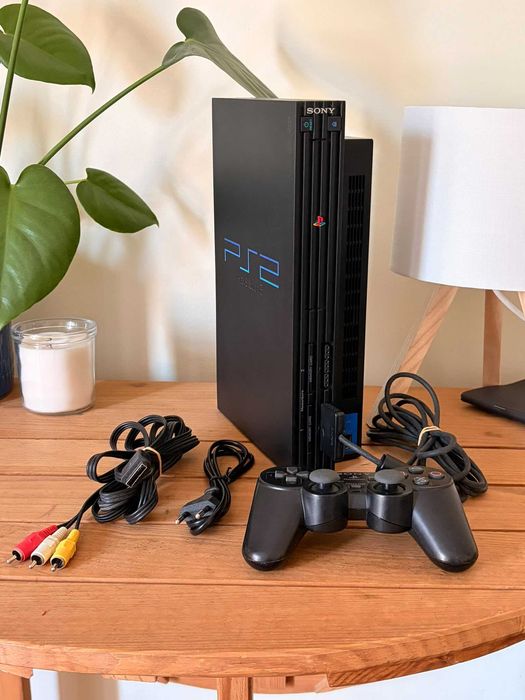 PlayStation 2 Fat (SCPH-39004) + Comando + Cabos + Cartão de Memória