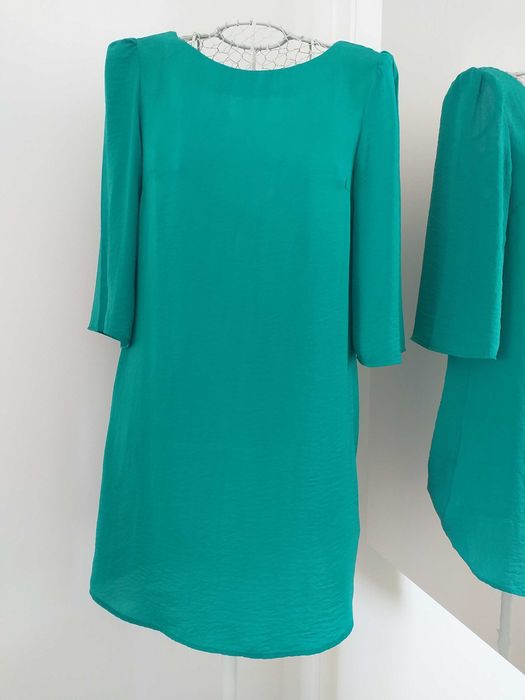 Vestido verde esmeralda com detalhe nas costas e mangas 3/4 S