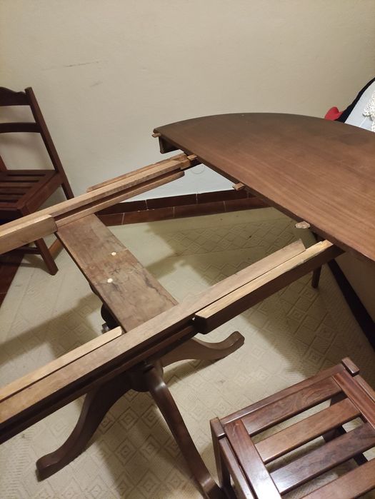 Mesa e 4 cadeiras -  Madeira maciça
