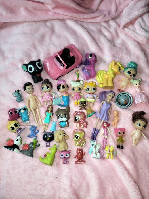 Різні маленькі іграшки