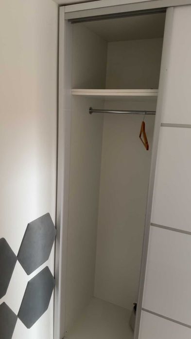 Szafa z szklanymi przesuwnymi frontami