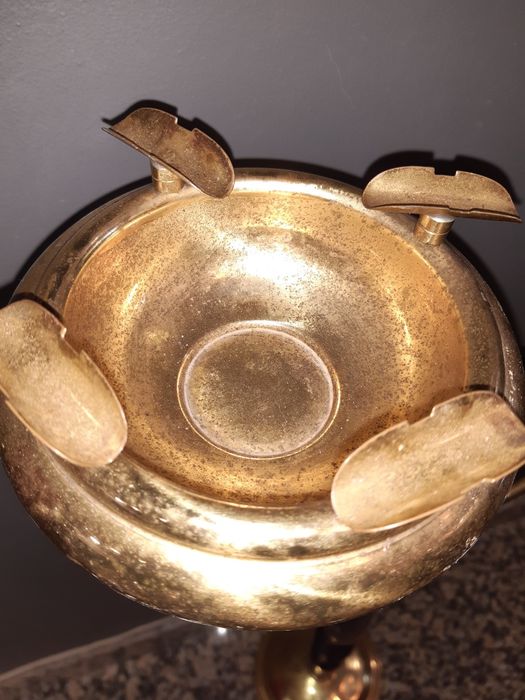 Cinzeiro de pé vintage em latão