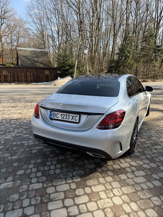 Легковий автомобіль