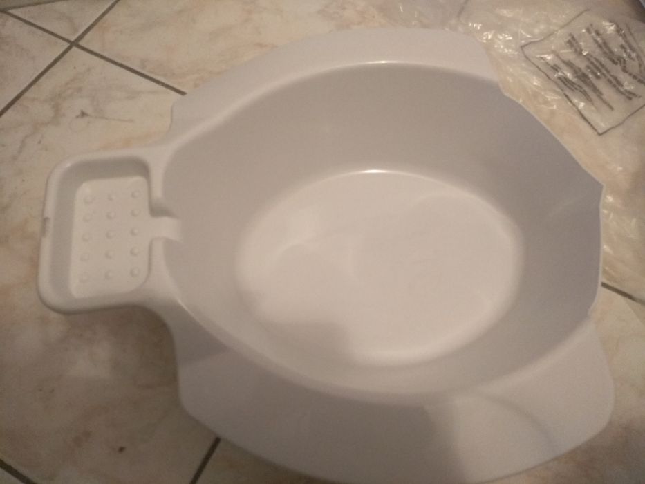 Bidet sanitarny do higieny intymnej
