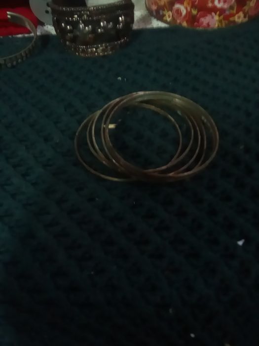 Várias pulseiras antigas