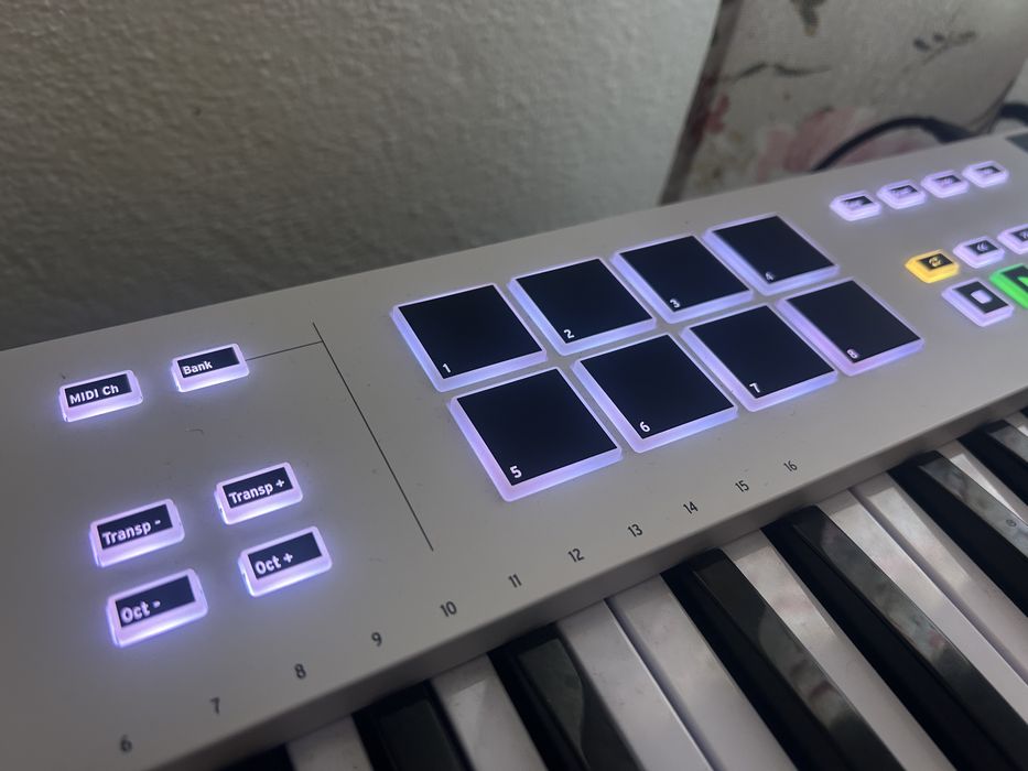 Arturia KeyLab Essential 61 Mk3 + Pedal + Suporte