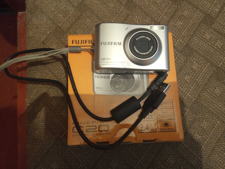 Цифровий фотоапарат fujifilm finepix c20