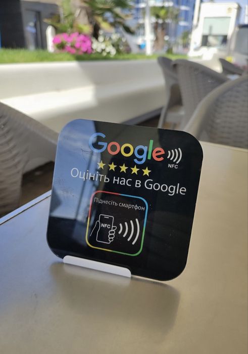 Таблички з NFC та QR-кодом для швидкого доступу до меню або відгуків у Google
