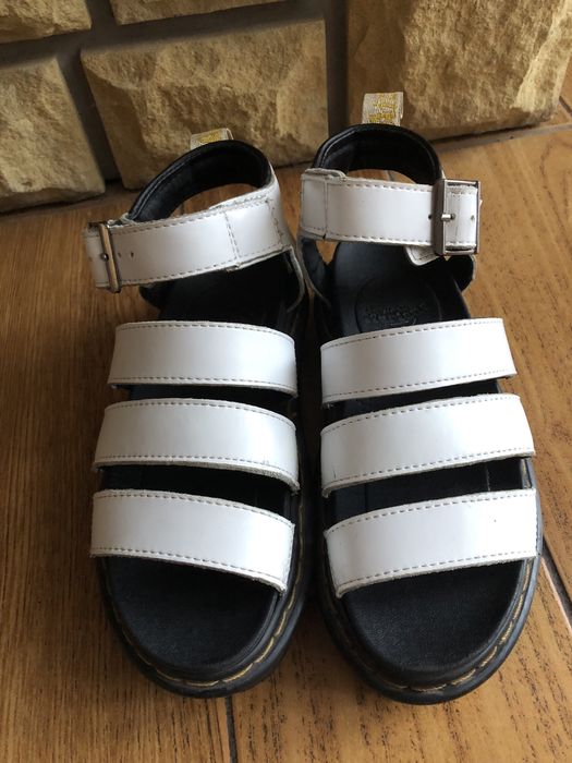 Sandały na platformie dr. Martens białe z paskami 36