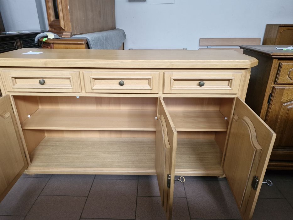 Komoda 3-drzwiowa jasna dł. 152 cm wys. 81 cm gł. 42 cm stan bdb