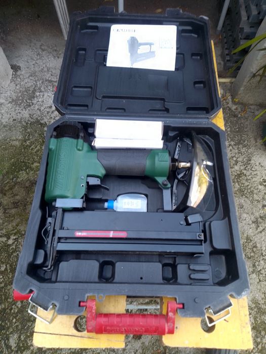 Agrafador de pregos a ar comprimido