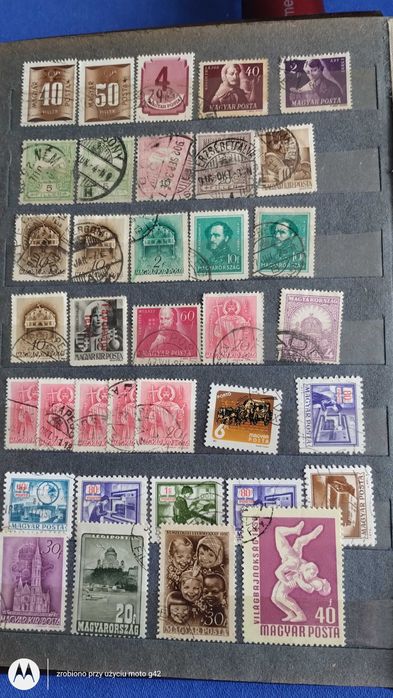 Klaser ze znaczkami z różnych krajów.